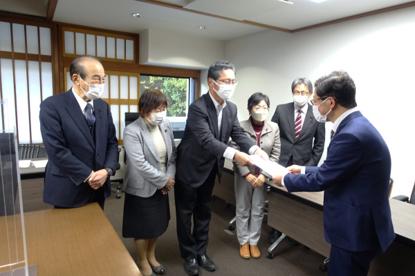 要望書を渡す県議団