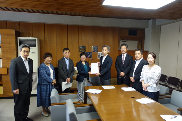 日本共産党高知県議団6人が、井上副知事に要望書を手渡す。